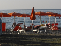 Il mare e gli stabilimenti balneari.